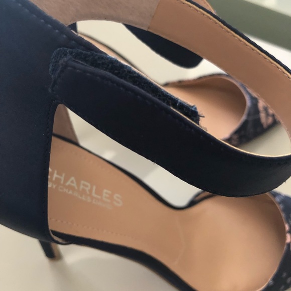 9M Navy Heels Embroidered Flowers Charles David - Picture 3 of 7